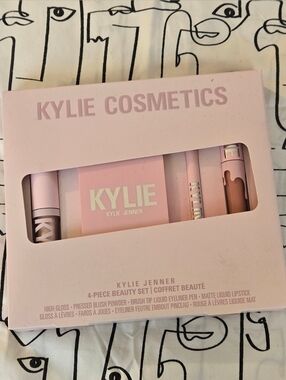Kylie Cosmetics 4-Piece Beauty Set In Pink